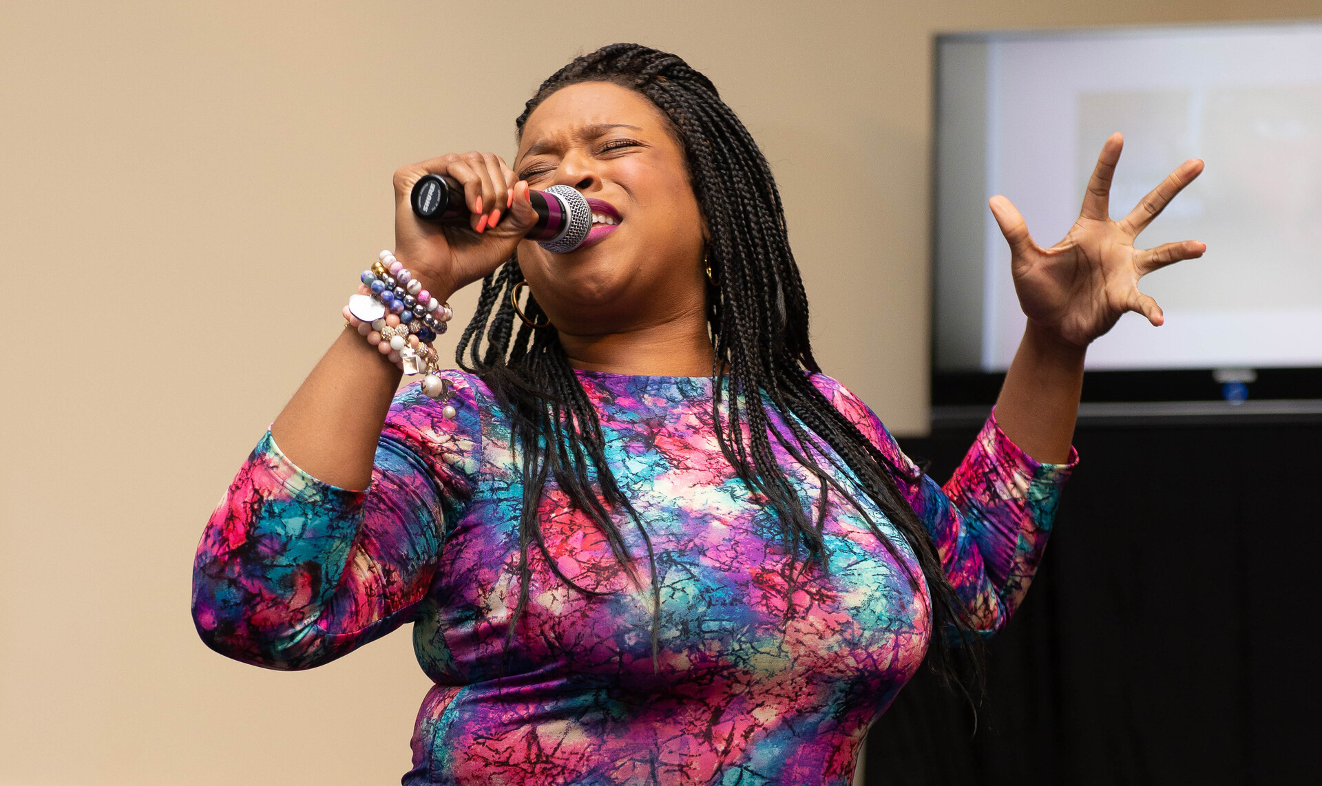 Kierra Sheard-Kelly performing